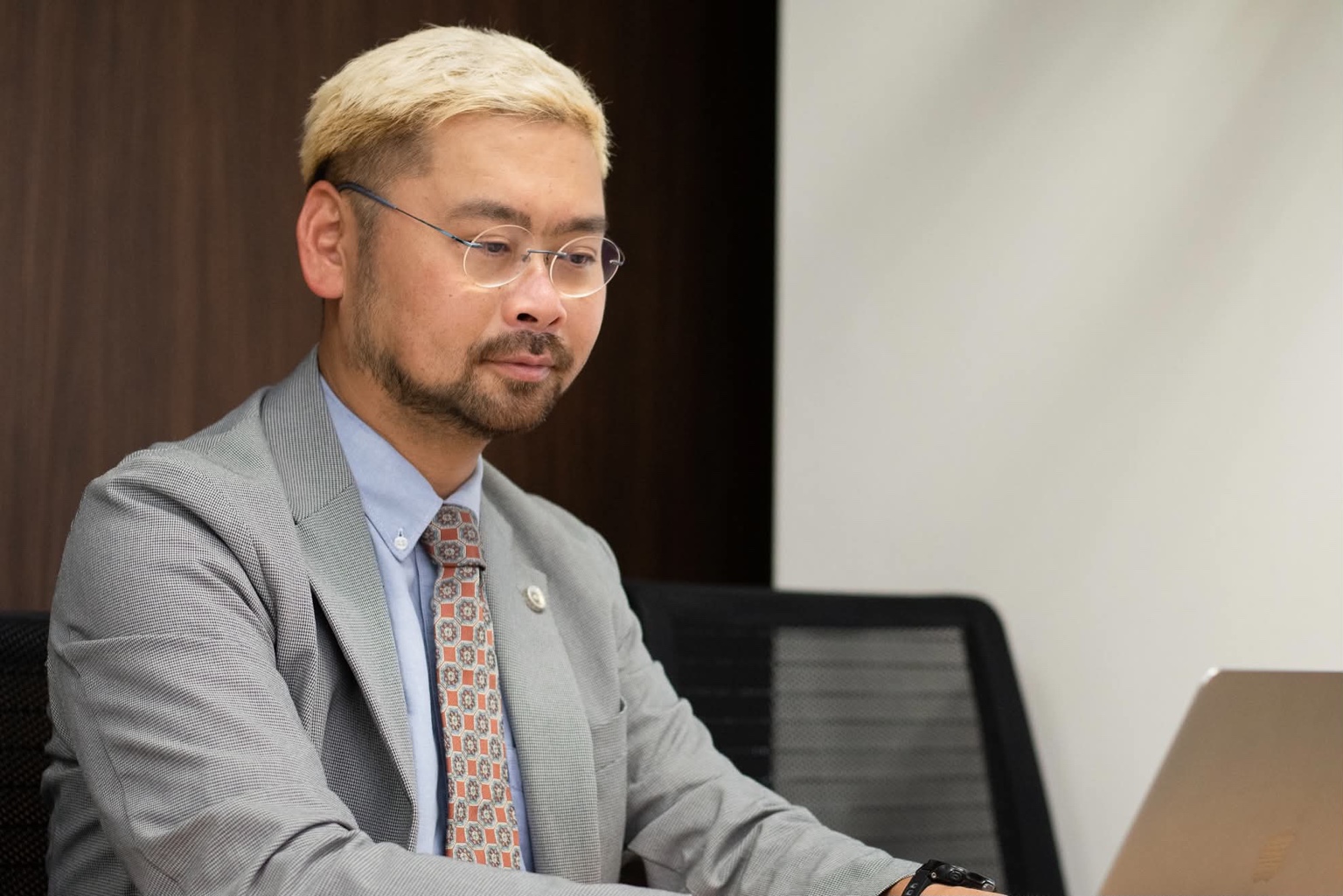 デスクで仕事をする弁護士 内田和利