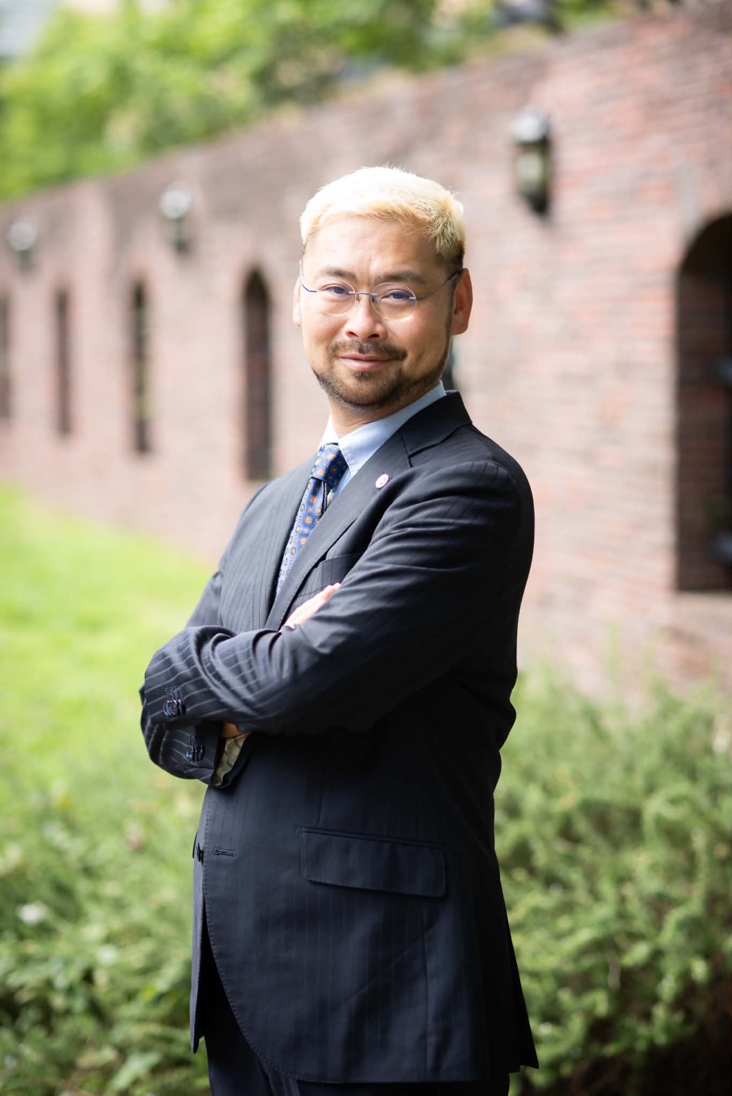 屋外で穏やかな表情を見せる弁護士 内田和利